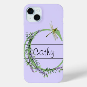 Coque iPhone 15 Mini alphabet monogramme C Lavender Eucalyptus Dragonfl
