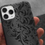 Coques iPhone 16 Pro Aluminium brossé noir métallique et dentelle noire<br><div class="desc">Revêtement d'aluminium brossé métallique noir avec élégante dentelle noire florale.Monogramme personnalisable et optionnel</div>
