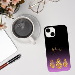 Coque Pour iPhone 14 Ananas or rose violet noir ajouter un nom<br><div class="desc">3 faux ananas tropicaux couleur or. Fille Violet,  rose et noir arrière - plan sombre. Modèle pour un nom,  écriture de style manuscrite de couleur dorée.</div>