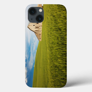 iPhone 13 Case Ancienne grange entourée de la zone de blé de pr