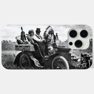 COQUE iPhone 15 PRO MAX APACHES ET GERONIMO CONDUISANT UNE VOITURE À MOTEU
