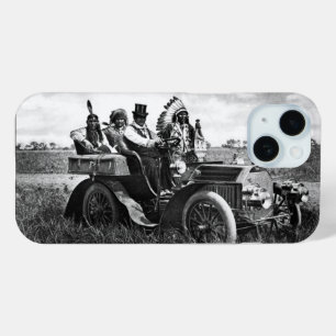 COQUE POUR iPhone 15 APACHES ET GERONIMO CONDUISANT UNE VOITURE AUTOMOB