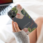 Coque iPhone 15 Pro Aquarelle or Rose Monogramme Floral Dusty Blue<br><div class="desc">Personnalisez ce magnifique coque d'aquarelle fleurie avec votre nom qui a un cadre géométrique or rose dans l'arrière - plan.</div>