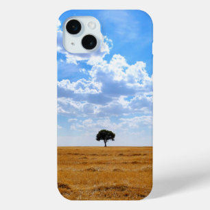 Coque iPhone 15 Mini Arbre dans un champ de blé récolté