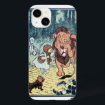 Coques Pour iPhone Assistant vintage de caractères Oz, Chemin de briq<br><div class="desc">Illustration vintage conte classique pour enfants, photo de William Wallace Denslow, tirée du livre de l'époque victorienne The Wonderful Wizard of Oz de L. Frank Baum. Ici, le Lion Cowardly pleure après que la jeune fille Dorothy l'a frappé à travers son nez après que le lion ait pris son chien...</div>