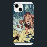 Coques Pour iPhone Assistant vintage de caractères Oz, Chemin de briq<br><div class="desc">Illustration vintage conte classique pour enfants, photo de William Wallace Denslow, tirée du livre de l'époque victorienne The Wonderful Wizard of Oz de L. Frank Baum. Ici, le Lion Cowardly pleure après que la jeune fille Dorothy l'a frappé à travers son nez après que le lion ait pris son chien...</div>
