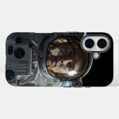 Coques Case-Mate iPhone Astronaut flottant dans l'espace avec la Terre vis (Verso (horizontal))