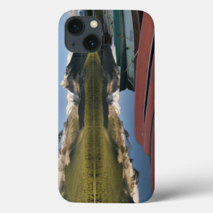 iPhone 13 Coque Bateaux garés sur le rivage du lac Maligne,