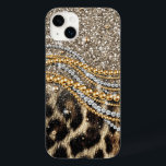 Coque Pour iPhone 14 Plus Beau Poster de animal tendance Leopard Faux<br><div class="desc">Ce design présente un bel empreinte de léopard tendance aux accents de parties scintillant. Le poster de animal en fausse fourrure est disponible dans les tons jaune or, blanc, gris, marron, noir et crème. L'image est à la mode et moderne, avec des éléments design et artistiques qui ne manqueront pas...</div>