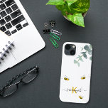 Case-Mate iPhone Case Bees eucalyptus vert vert monogramme blanc<br><div class="desc">Un arrière - plan blanc chic. Décoré avec de la verdure d'eucalyptus aquarellée, du feuillage et des abeilles jolies et souriantes. Personnalisez et ajoutez votre lettre monogramme, votre initiale et votre nom. Le nom est écrit avec un script de style moderne écrit à la main avec des swashes. Le nom...</div>