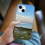 Coque Pour iPhone 15 Belle Sunset Beach Photographie personnalisée<br><div class="desc">Cette étagère photo de plage pittoresque comprend une photo de Destin Florida. Personnalisez-vous avec votre nom ou monogramme sous le magnifique coucher de soleil rose et orange en touchant doucement les vagues de l'océan au-dessus du sable et de l'herbe de mer. Beau coque iphone balnéaire pour l'été.</div>