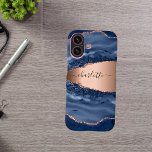 Coques iPhone 16 Bleu agate marbre rose or nom script<br><div class="desc">Une agate en or bleu foncé et rose,  gravure en pierre de marbre comme arrière - plan Personnalisez et ajoutez votre nom. Le nom est écrit avec un script de style moderne écrit à la main.</div>