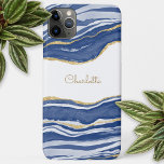 Coque iPhone 15 Mini Bleu Marbre Agate Parties scintillant or Personnal<br><div class="desc">Aquarelle bleu Indigo agate marbre design avec faux détail parties scintillant or. Modifiez le nom pour customiser.</div>