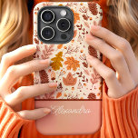 Coque Pour iPhone 15 Botanique Automne Floral Feuilles Nom du script<br><div class="desc">Découvrez la beauté de l'automne grâce à ce design charmant qui présente un motif de feuilles et de fleurs botaniques. Les tons chauds de l'orange, du marron et du beige confèrent un aspect cosy et saisonnier, parfait pour les amateurs d'automne. L'élément script name ajoute une touche personnalisée et élégante, ce...</div>