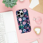 Coque Pour iPhone 14 Pro Bouquet d'aquarelle bleu marine rose Motif C<br><div class="desc">Cette motif moderne et élégante aquarelle est parfaite pour la femme branchée et élégante. Il présente des fleurs rose baies peintes à la main, rose rousse, bleu marine, bleu pastel, jaune néon, vert turquoise et motif feuille sur un arrière - plan bleu marine foncé. C'est artistique, joli, girly, délicat et...</div>