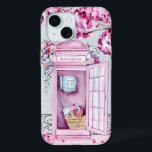 Coque Pour iPhone 15 Bouteille de téléphone rose floral personnalisée<br><div class="desc">Cette belle cabine téléphonique est ornée d'une cabine téléphonique rose ornée de fleurs et d'un arbre à proximité qui laisse tomber des fleurs roses au sol. Vous pouvez personnaliser avec votre nom.</div>