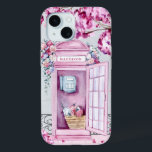 Coque Pour iPhone 15 Bouteille de téléphone rose floral personnalisée<br><div class="desc">Cette belle cabine téléphonique est ornée d'une cabine téléphonique rose ornée de fleurs et d'un arbre à proximité qui laisse tomber des fleurs roses au sol. Vous pouvez personnaliser avec votre nom.</div>