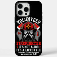 Brave pompier prêt à l'action en tenue vibrante