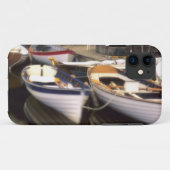 Coques Case-Mate iPhone Brouillard entourant quatre bateaux amarrés. (Dos (Horizontal))