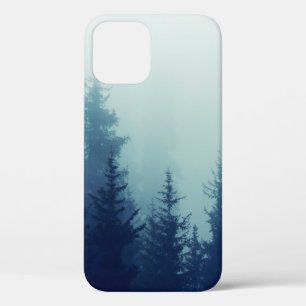 Case-Mate iPhone Case Brume dans la pinède sur les pistes de montagne. C