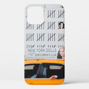 Case-Mate iPhone CASE CAB JAUNE DEVANT UN MUR PEINT BLANC