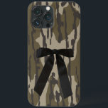 Case-Mate iPhone Case Camo Camo Cute Black Bow Camo vintage Bottomland<br><div class="desc">Le Bottomland Camo Cute Bow présente un design charmant avec un ruban noir et un motif de camouflage Bottomland. Idéal pour ajouter une touche de style tout en maintenant un aspect furtif, cet arc combine fonctionnalité et esthétique ludique, ce qui le rend parfait pour les activités de plein air et...</div>
