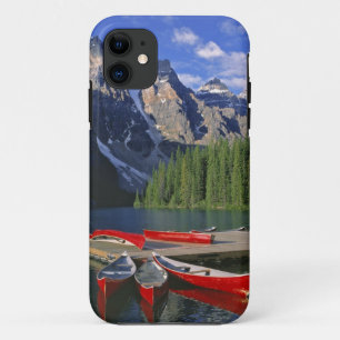 Coque iPhone 11 Canada, Alberta, lac Moraine. Des canoës rouges at