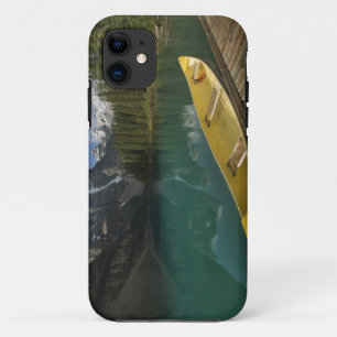 Coque iPhone 11 Canot garé à un quai le long du lac Moraine, Banff