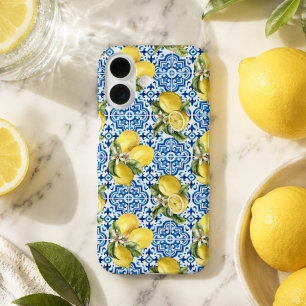 Coques iPhone 16 Carreau méditerranéen à motif citron bleu blanc