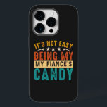 Coque Pour iPhone 14 Pro Ce n'est pas facile d'être le bras de ma fiancée b<br><div class="desc">Apportez l'humour à votre fête fiançailles avec notre design "It's Not Easy Being My Fiancee's Arm Candy". Ce design ludique et plein d'esprit est une façon parfaite de célébrer l'amour et le rire dans votre relation. Que vous soyez à la recherche d'un cadeau fiançailles ou que vous souhaitiez simplement ajouter...</div>