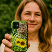 Chat assis dans le jardin avec des fleurs de solei