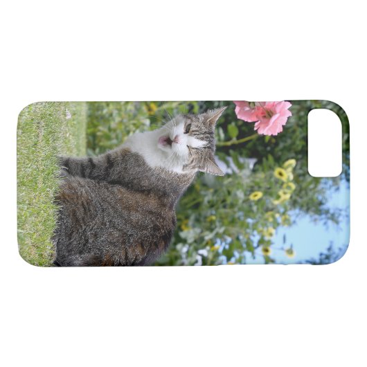 Coques Case-Mate iPhone chat tabby en éveil sur l'herbe (Dos (Horizontal))