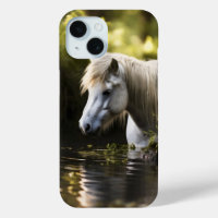 Cheval blanc dans l'étang