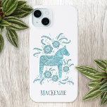 Coque iPhone 15 Mini Cheval Dala Suédois Turquoise personnalisé<br><div class="desc">Un Dala Horse suédois traditionnel design en vert turquoise et blanc. Modifiez ou supprimez le texte à customiser.</div>
