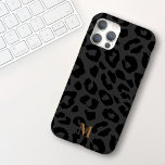 Coque Pour iPhone 15 Chic moderne gris foncé noir Empreinte de léopard<br><div class="desc">Ce boîtier de téléphone moderne mais élégant dispose d'un arrière - plan gris foncé avec un empreinte de léopard noir et votre nom dans une police serif élégante. C'est le coque parfait pour quiconque veut un design chic qui se démarque. Ajoutez vos initiales pour customiser cette conception. Il fait aussi...</div>