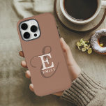 Coques iPhone 16 Pro Max Chic Unique Monogramme Mocha Brown<br><div class="desc">Une élégante représentation stylisée de votre nom et monogramme accentue ce coque iphone personnalisé avec sérifs classiques et une typographie de script plus ornée a une symétrie magnifiquement équilibrée. Les trois éléments s'unissent avec élégance pour créer votre propre logo personnel. Montré ici avec un arrière - plan mocha brun tendance...</div>