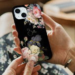 Coque Pour iPhone 15 Chic Vintage Personnalisé Roses & Iris<br><div class="desc">De beaux pulvérisateurs intemporels et élégants de roses roses artistiques et blanches,  des pivoines et des iris à barbe violet au feuillage délicat. Inclut un champ de texte modifiable pour votre personnalisation et la couleur arrière - plan est personnalisable.</div>