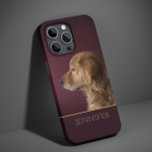 Coque Pour iPhone 14 Chien Photo pour animaux de compagnie Golden Retri<br><div class="desc">Chien Photo pour animaux de compagnie Golden Retriever Personnalisé Nom iPhone 14 Smart Phone Boîtes dispose de votre photo d'animal de compagnie ou de chien préféré avec votre nom personnalisé en typographie de script doré sur un arrière - plan rouge bordeaux profond. Un cadeau parfait pour Noël, anniversaire, vacances, fête...</div>