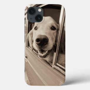 iPhone 13 Coque Chien regardant dehors une fenêtre de voiture