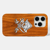 Coques Case-Mate iPhone Chrome Pirate Crossbones sur le bois de teck (Verso (horizontal))