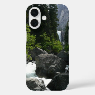 Coques iPhone 16 Chutes vernales à la distance à Yosemite