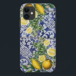 Case-Mate iPhone Case Citrons méditerranéens Carreaux portugais d'été<br><div class="desc">Carrelage traditionnel peint à la main du Portugal avec des citrons méditerranéens. Motif de perfection. Pièce d'artisanat azulejo bleu et blanc en feuilles florales. Le design décoratif parfait, cadeau idéal pour toute occasion. Un magnifique design méditerranéen d'été représentant des citrons jaunes avec leur verdure et fleurit contre un motif portugais...</div>