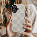 Coques iPhone 16 Contrôle rétro beige<br><div class="desc">Boho tendance damier imprimé étui téléphonique dans les tons beige clair et crème. Utilisez les outils de conception pour ajouter votre propre monogramme,  nom ou autre texte,  ou changer la couleur arrière - plan pour créer une couverture de périphérique unique d'un type particulier.</div>