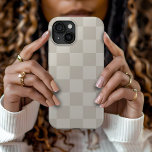 Coque Pour iPhone 15 Contrôle rétro beige<br><div class="desc">Boho tendance damier imprimé étui téléphonique dans les tons beige clair et ivoire. Utilisez les outils de conception pour ajouter votre propre monogramme,  nom ou autre texte,  ou changer la couleur arrière - plan pour créer une couverture de périphérique unique d'un type particulier.</div>