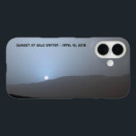 Coques iPhone 16 Coucher de soleil bleu martien<br><div class="desc">Coucher de soleil sur Mars photographié par le rover Curiosity de la NASA. Coucher du soleil au cratère de Gale le 956e jour, ou sol (15 avril 2015), de la mission Curiosity. Le texte personnalisable "SUNSET AT GALE CRATER -AVRIL 15, 2015" apparaît également. Quand la photo a été prise, il...</div>