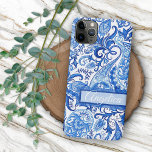 Coque iPhone 15 Pro Max Custom Light Bleu foncé Blanc floral Paisley Art<br><div class="desc">Design contemporain hollandais Delfts bleu et blanc fleurs cachemire motif motif sur arrière - plan blanc. Avec bannière pour personnaliser ou customiser avec monogramme ou initial de votre choix. Belle couverture moderne et cool pour le brancheur tendance et amateur d'art branché hip, amoureux de motifs artistiques qui veut protéger leur...</div>