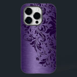 Coques Pour iPhone Dentelle violette en aluminium brossé métallisé vi<br><div class="desc">Tons violets profonds look aluminium brossé métallique avec dentelle florale violet foncé. Disponible sur d'autres produits et 8 couleurs différentes.</div>