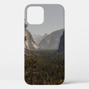 Case-Mate iPhone CASE DES ARBRES VERTS PRÈS DE LA MONTAGNE EN JOURNÉE