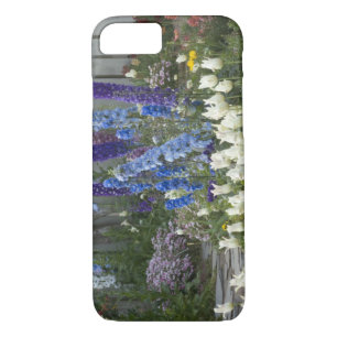 Coque iPhone 7 Des fleurs printanières le long d'un chemin de jar