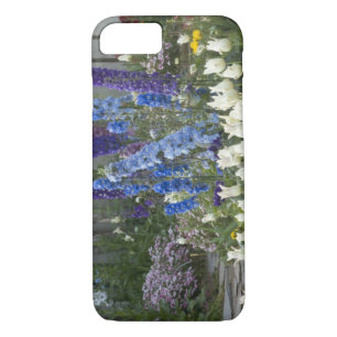 Coque iPhone 7 Des fleurs printanières le long d'un chemin de jar
